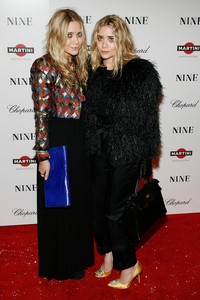 Mary-Kate i Ashley Olsen podczas premiery filmu 'Nine', fot. PAF Forum/Raoul Gatchalian/starmaxinc.com 