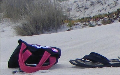 Buty opalają się na plaży, fot. nadia5