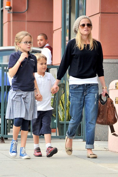 Reese Witherspoon z dziećmi, fot. PAF Forum/BuzzFoto/BuzzFoto.com