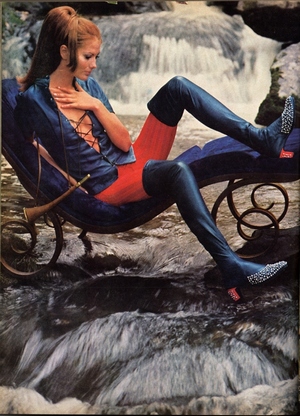 Vogue, August 15, 1968, fot. Norman Parksinson (High boots, Beth Levine)