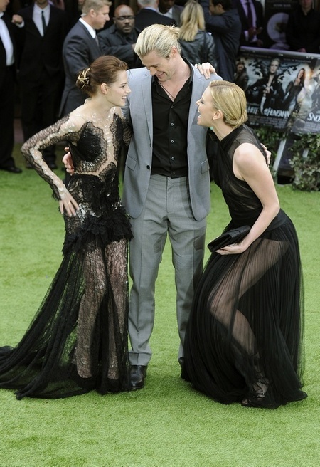 Charlize Theron i Kristen Stewart na premierze Królewny Śnieżki i Łowcy